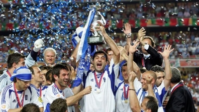 The Greece team lifting the trophy at EURO 2004