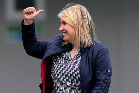 Emma Hayes doing a thumbs up