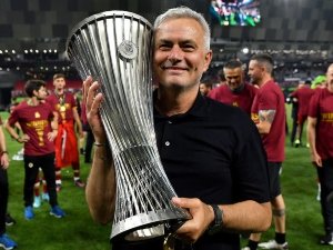Mourinho With Europa Conference League Trophy